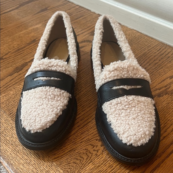 Ann Taylor Sherpa penny loafer. Pristine condition. Size 10 - Picture 2 of 10